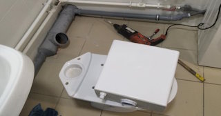 Установка напольного унитаза в Ангарске: монтаж под ключ от СантехДомНгр от 5295 рублей.